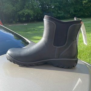 NWT Bogs Women’s Sauvie size 9 black